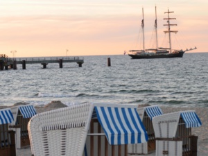 Segelschiff Am Strand Vom Ostseebad Göhren