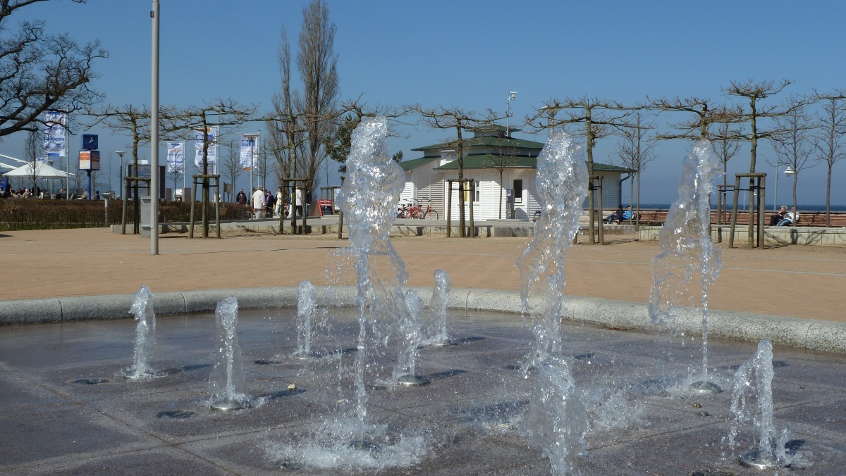 Wasserspiele an der Strandpromenade vom Ostseebad Göhren